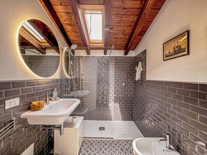 Hair dryer, bidet, towels, soap - 5 minutes from Salò, Garda Lake - Dannunziana Apartment + Shared Pool (Lombardia)