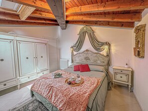 1 bedroom, Internet, bed sheets - 5 minutes from Salò, Garda Lake - Dannunziana Apartment + Shared Pool (Lombardia)