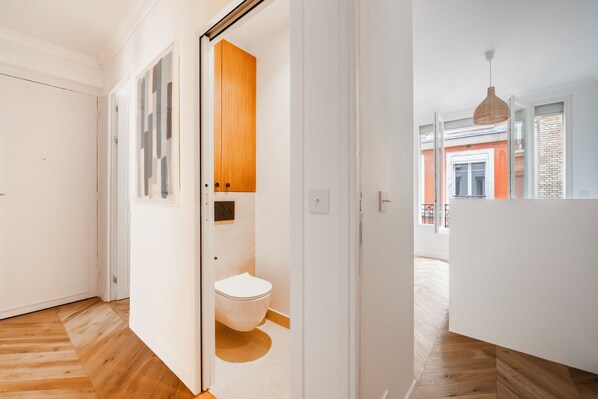 Hair dryer, towels, soap, toilet paper - We Parisian * Invalides* Cozy Home (Paris)