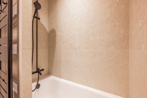 Hair dryer, towels, soap, toilet paper - We Parisian * Invalides* Cozy Home (Paris)