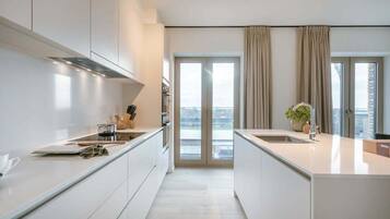 Køleskab, mikrobølgeovn, ovn, kogeplade