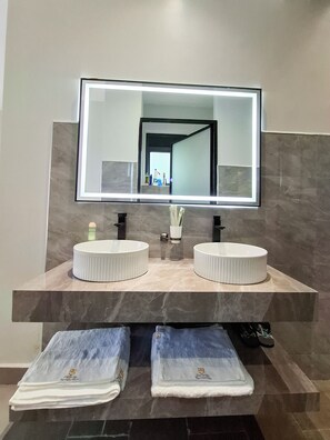 Pantuflas, toallas, jabón, papel higiénico