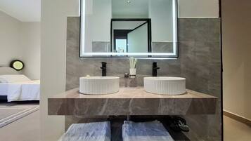 Hausschuhe, Handtücher, Seife, Toilettenpapier