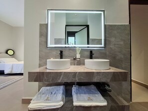 Hausschuhe, Handtücher, Seife, Toilettenpapier