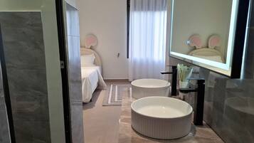 Sandal, handuk, sabun, dan tisu toilet