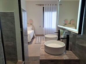 Sandal, handuk, sabun, dan tisu toilet