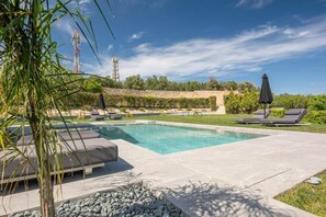 Kolam renang outdoor, dengan kursi berjemur