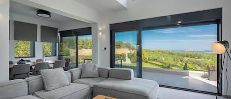 Deluxe Villa, Sea View | Living area