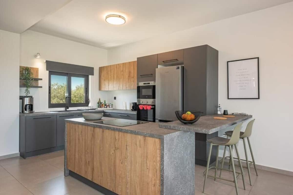 Deluxe villa, uitzicht op zee | Privékeuken | Een koelkast met diepvriezer, een microgolfoven, een oven, een kookplaat