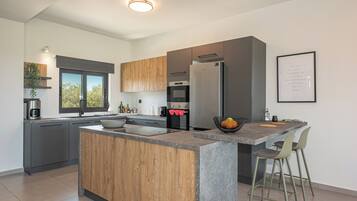 Deluxe Villa, Sea View | Private kitchen | Full-size fridge, microwave, oven, stovetop