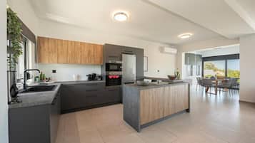 Vila Deluks, pemandangan laut | Dapur pribadi | Lemari es besar, microwave, oven, dan kompor