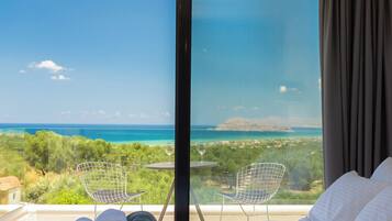 خزنة داخل الغرفة وستائر تعتيم وتجهيزات عازلة للصوت ومكواة/لوح كي