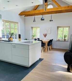 Een oven, een kookplaat, een vaatwasser