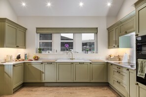 Fridge, microwave, oven, stovetop - Hill Top Farm is a charming, fully accessible bolthole in the Lake District (Penrith)
