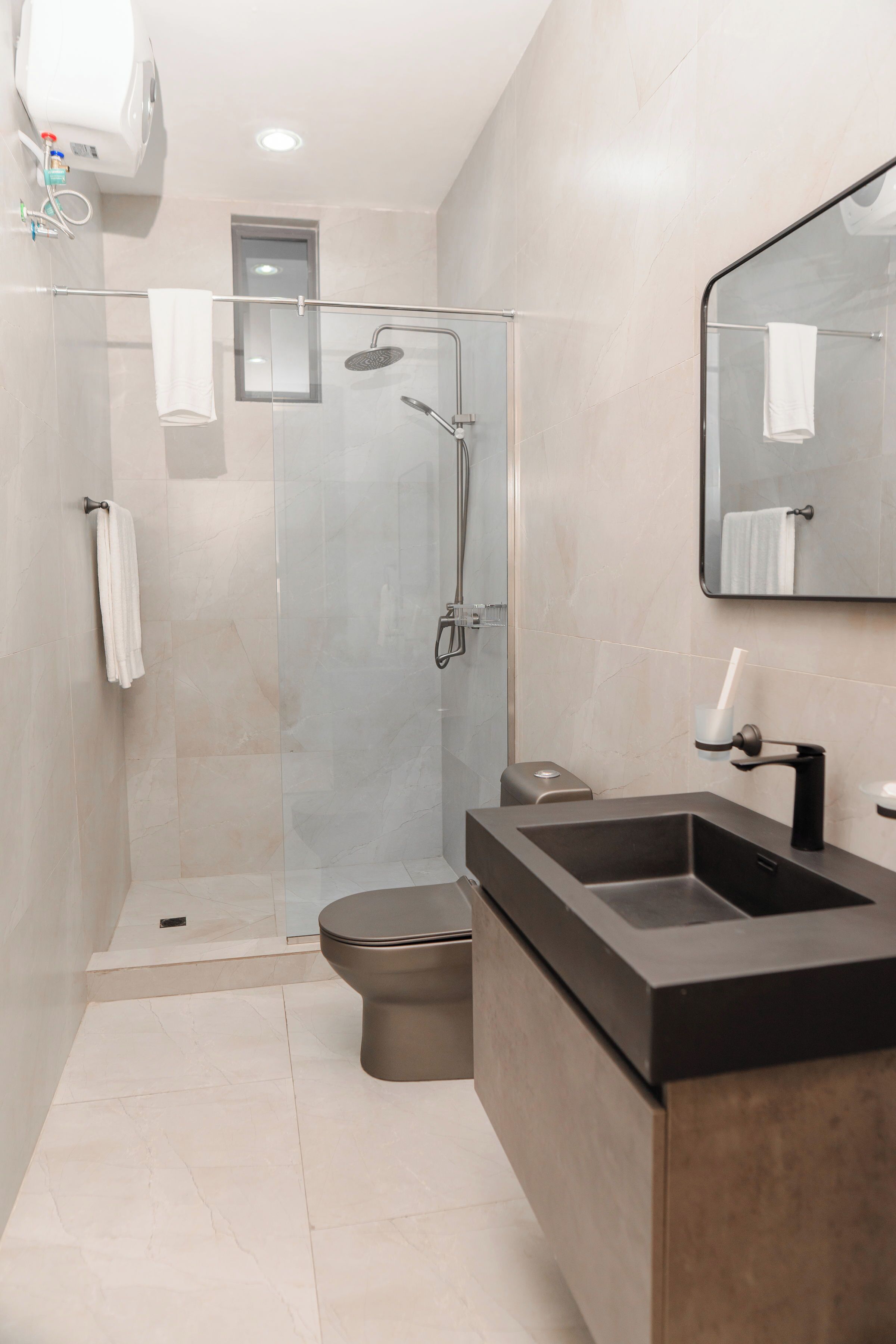 Apartamento básico, vistas a la ciudad | Baño | Ducha, toallas, jabón y papel higiénico