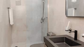 Ducha, toallas, jabón, papel higiénico