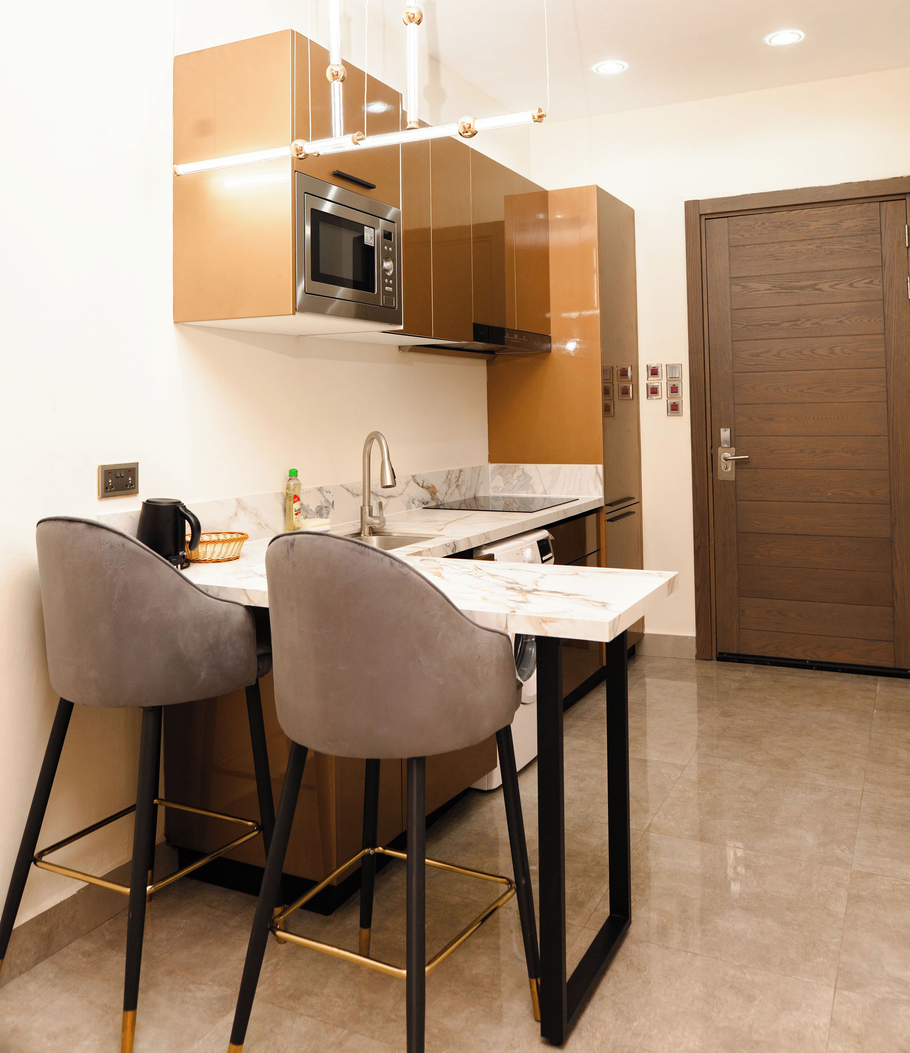 Refrigerador con freezer, microondas, horno, placa de cocina