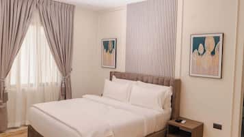 Espacio para trabajar con laptop y tabla de planchar con plancha