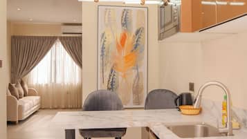 大冰箱、微波炉、烤箱、炉灶