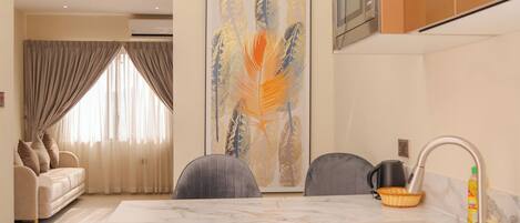 Køleskab/fryser i fuld størrelse, mikrobølgeovn, ovn, kogeplade