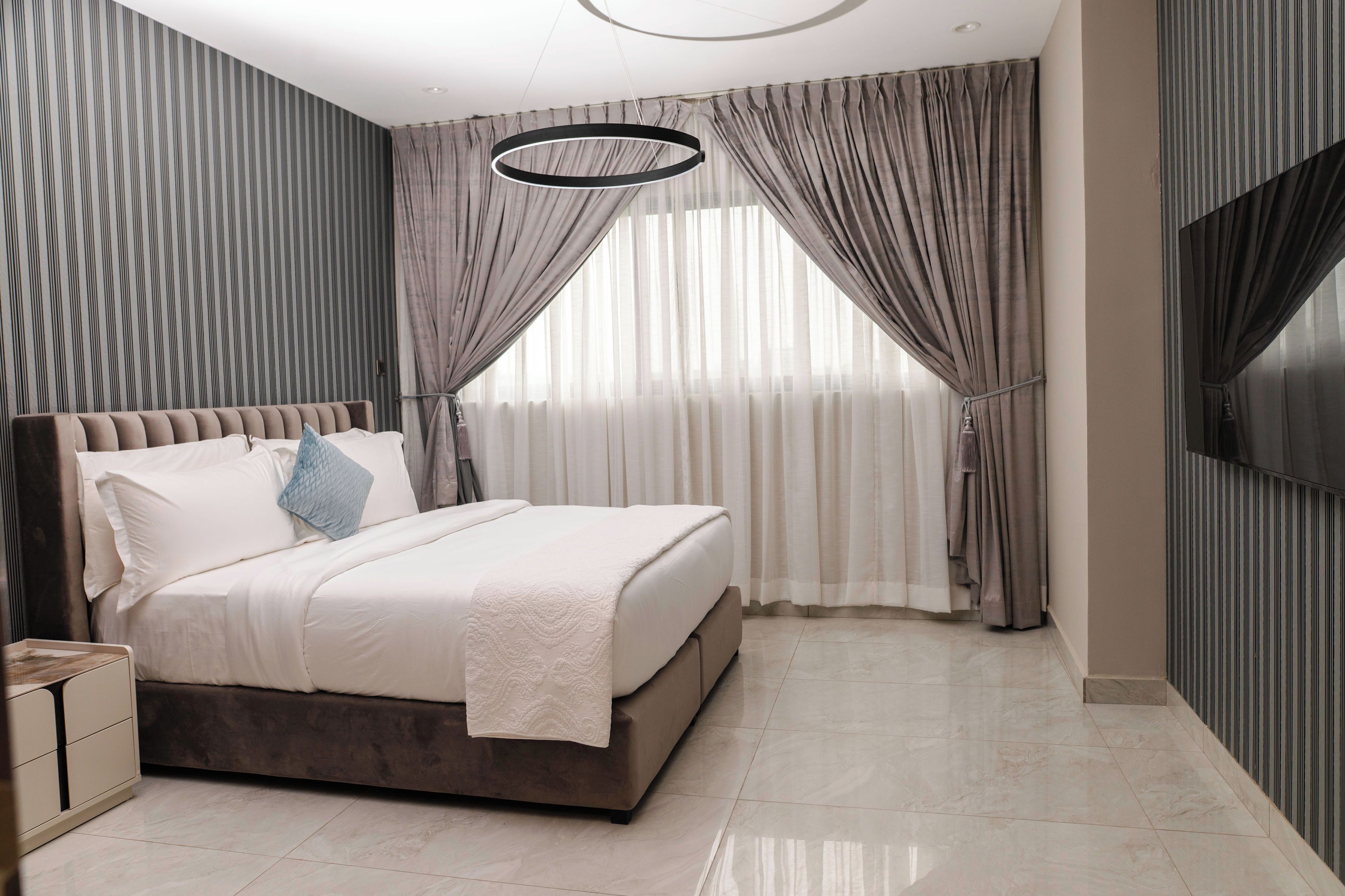 Familienapartment, Balkon, Stadtblick | Badezimmer | Dusche, Handtücher, Seife, Toilettenpapier