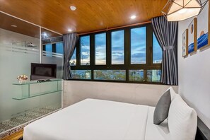 Habitació amb dos llits individuals Deluxe, vistes a la ciutat | Caixa forta a l'habitació, escriptori i habitacions insonoritzades 