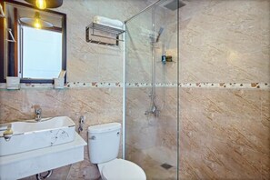 Shower, hair dryer, slippers, towels - Dory Hotel (Hoi An)