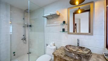 Douche, sèche-cheveux, chaussons, serviettes fournies