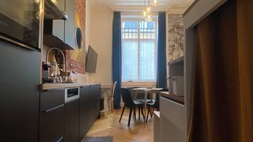 Réfrigérateur, micro-ondes, four, plaque de cuisson