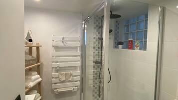 Regadera, secadora de cabello, toallas, jabón