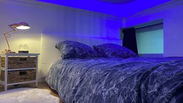 Escritorio, tabla de planchar con plancha, wifi gratis y ropa de cama