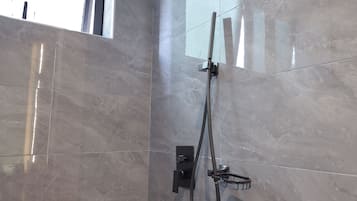 Appartement Panoramique, 1 chambre, balcon, vue colline | Salle de bain