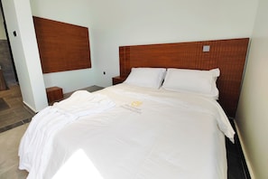 Espacio para trabajar con laptop y tabla de planchar con plancha 