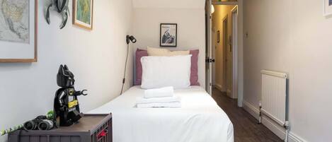 2 habitaciones, tabla de planchar con plancha, internet y ropa de cama