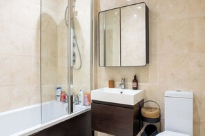 Shower - Refined 2BDR Family Retreat with Garden in Clapham (Greater London)