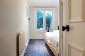 2 bedrooms, iron/ironing board, Internet, bed sheets - Refined 2BDR Family Retreat with Garden in Clapham (Greater London)