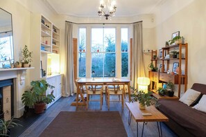 TV, offices - Refined 2BDR Family Retreat with Garden in Clapham (Greater London)