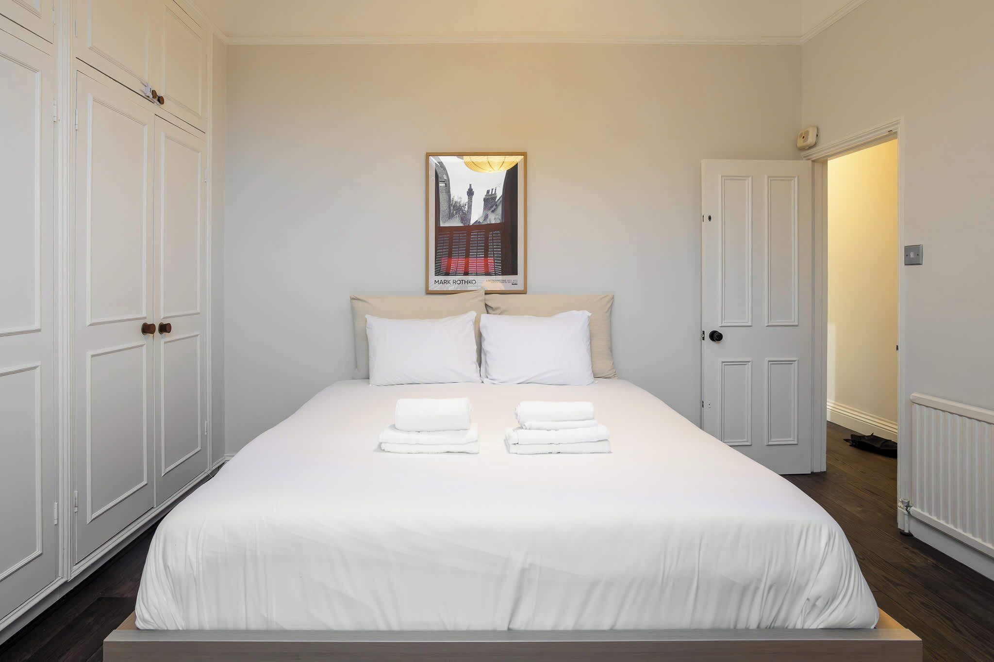 2 عدّة غرف نوم ومكواة/لوح كي وخدمة الإنترنت وملاءات أسرّة