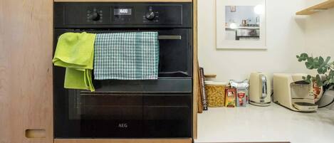 Coffee/tea maker, fridge, oven, stovetop