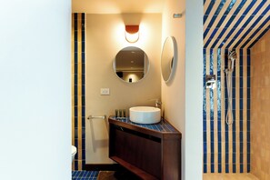 Hair dryer, towels - A fully renovated one-bedroom apartment in the heart of Casco Antiguo, offering private access, refined comfort and an intimate luxury stay for up to 3 guests. (Casco Viejo)