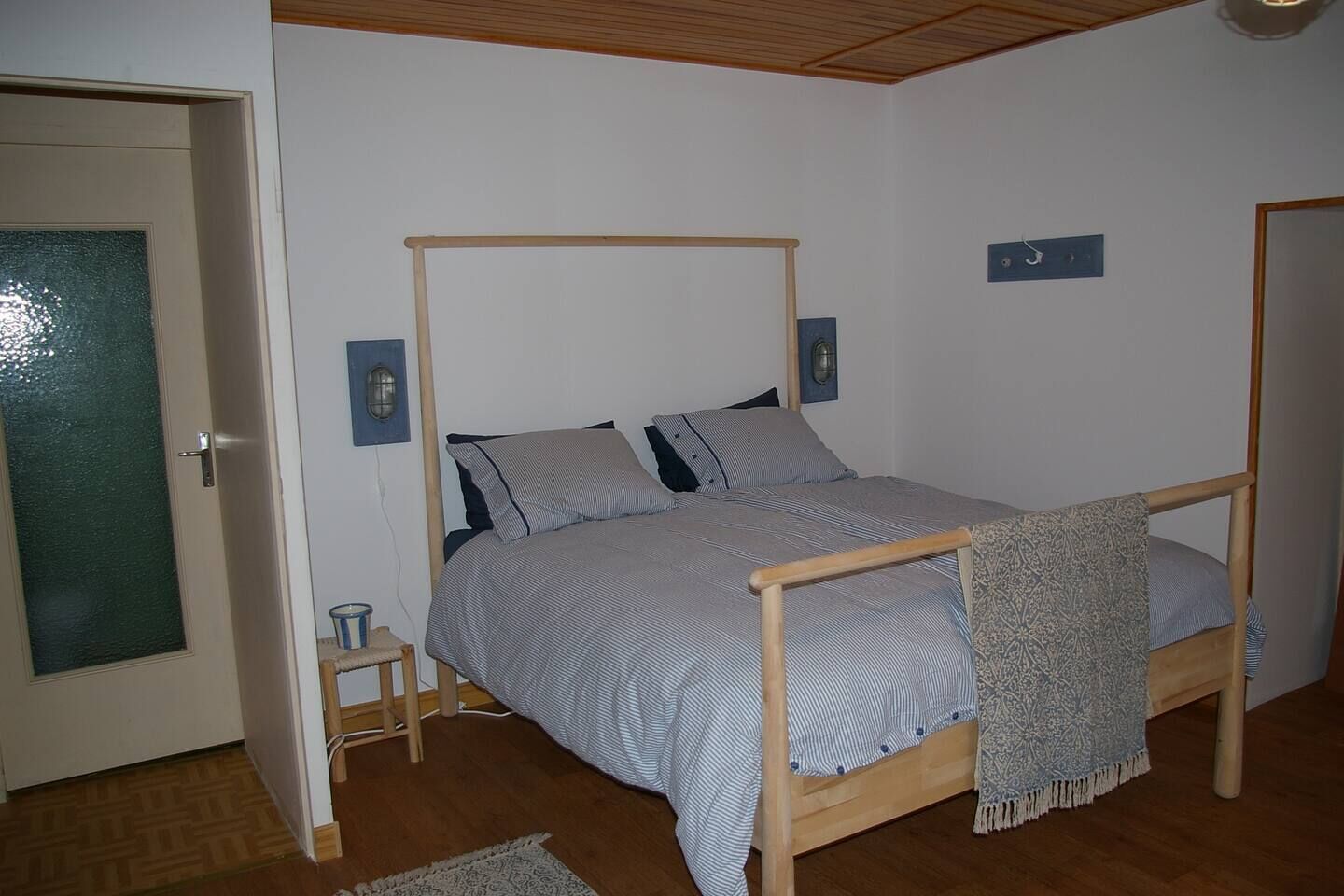 Tabla de planchar con plancha, Internet, ropa de cama