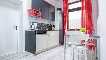 Apartamento | Cozinha privada | Frigobar, micro-ondas, cooktop, lava-louças