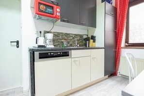 อพาร์ทเมนท์ | ครัวส่วนตัว | ตู้เย็นเล็ก, ไมโครเวฟ, เตาประกอบอาหาร, เครื่องล้างจาน