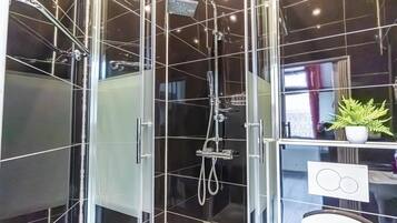 公寓 | 浴室 | 淋浴設備、免費盥洗用品、吹風機、毛巾