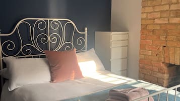 3 bedrooms, iron/ironing board, WiFi, bed sheets