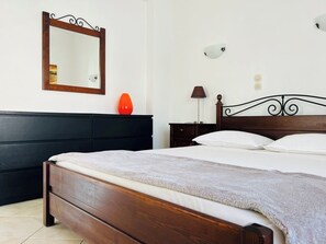 3 bedrooms, iron/ironing board, WiFi, bed sheets - LP Almyrida - 7 minutes walk from the beach (Almyrida)