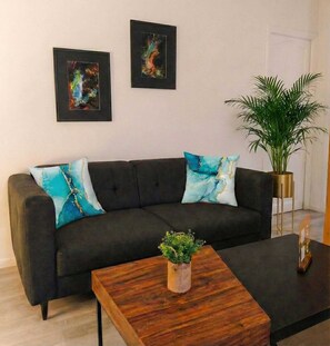 Smart TV, books - Chic Cocoon : 2 Bedrooms in Historic Center (Boulogne-sur-Mer)