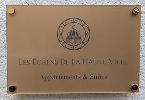 A sign with a building illustration and text reading "LES ÉCRINS DE LA HAUTE-VILLE Apartments & Suites". - The Pearl ⋅ 2 Separate Bedrooms ⋅ Private Parking ⋅ Heart of the Old Town (Boulogne-sur-Mer)