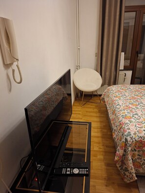 WiFi, bed sheets - Beautiful room (Molenbeek-Saint-Jean)