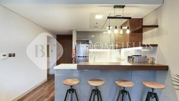 Apartamento, sacada, vista para a cidade | Cozinha privada